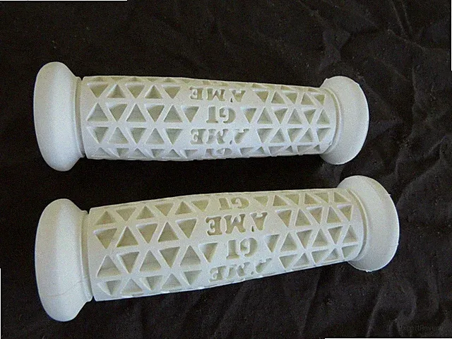 GENUINE GT HANDLEBAR GRIPS WHITE BMX PERFORMER WORLD TOUR PRO FREESTYLE NOS
